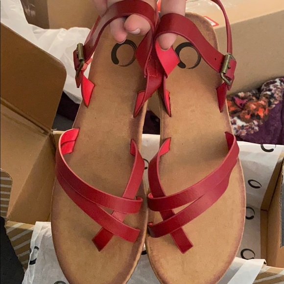 Journee Collection Red Vasek Sandals - Picture 5 of 7